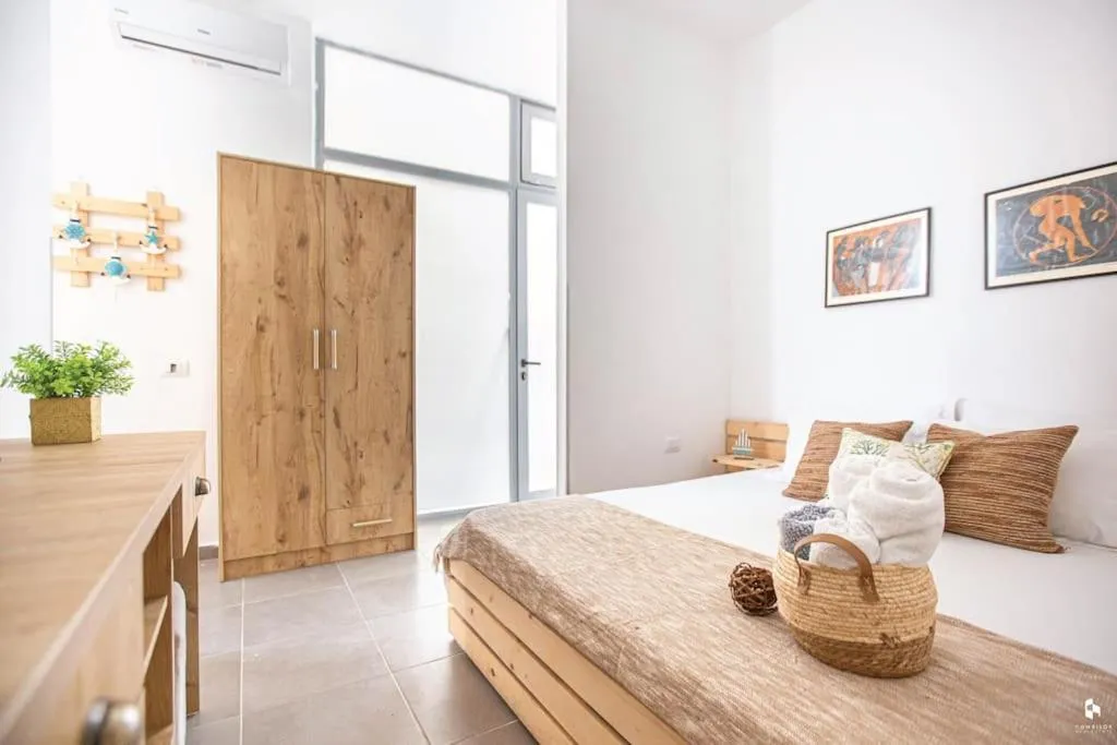 Stylish 1 SUPER Central Studio Apartment — view 2