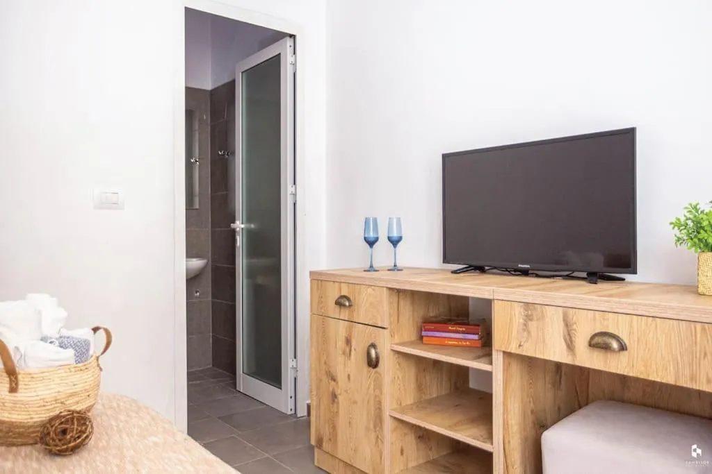 Stylish 1 SUPER Central Studio Apartment — view 4