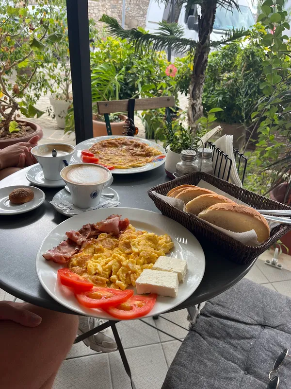 Anemone cafe and seafood in Spile, Himara