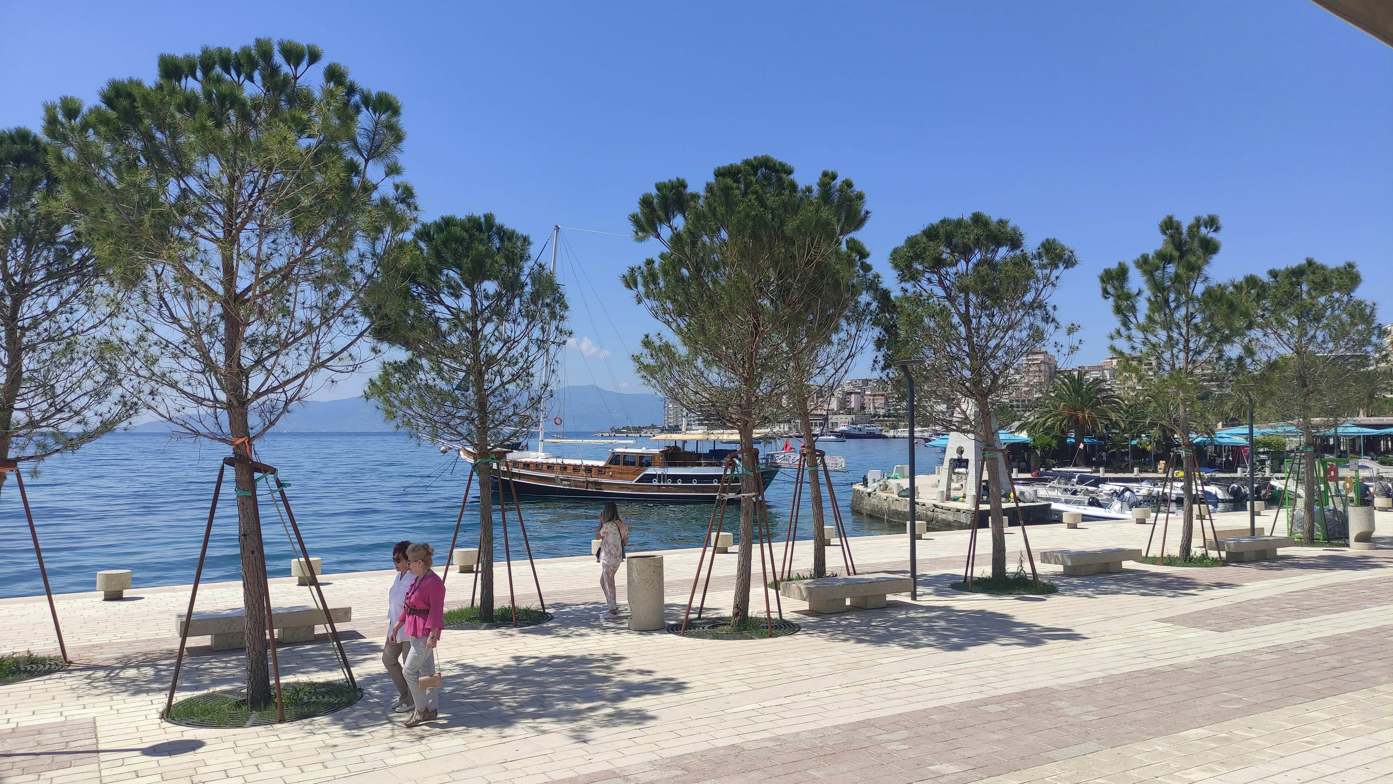 Himara promenade lungomare boat — himara xhiro promenade