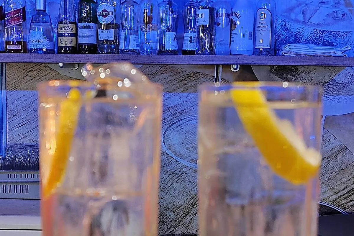Mojo Cocktails Bar with sea views along Spile promenade